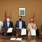 El presidente de la Diputación de Valladolid, Conrado Íscar, firma la renovación anual de los convenios de colaboración contra la exclusión social con la presidenta de Cruz Roja de Valladolid, Rosa Urbón, el director de Cáritas Diocesana, Guenther Eduardo Boelhoff (2I), y el presidente del Banco de Alimentos, Jesús Mediavilla (D). Junto a ellos, el alcalde de Boecillo (Valladolid), Raúl Gómez (I)