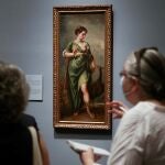 MADRID, 08/06/2021.- Un par de periodistas observan la obra del barroco español "La Diosa Juno", del pintor Alonso Cano, durante su presentación a la prensa este martes, en el Museo del Prado en Madrid. EFE/David Fernández