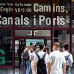 Un grupo de estudiantes llega a la Facultad de Ingenieros de Caminos, Canales y Puertos en la Universidad Politécnica de Valencia para hacer los exámenes de selectividad
