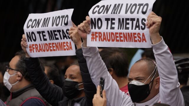 Seguidores de la candidata presidencial Keiko Fujimori protestan contra el supuesto fraude electoral que ha denunciado su lideresa