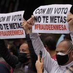 Seguidores de la candidata presidencial Keiko Fujimori protestan contra el supuesto fraude electoral que ha denunciado su lideresa