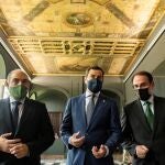 El presidente de la Junta de Andalucía, Juanma Moreno (c), junto al presidente de ATA, Lorenzo Amor (i), y el presidente de la CEA, Javier González de Lara, durante el acto de reconocimiento a los autónomos