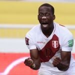 Luis Advíncula con Perú.