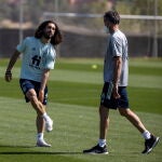 Luis Enrique, con Cucurella en el entrenamiento