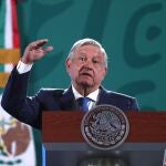 MEX4308. CIUDAD DE MÉXICO (MÉXICO), 09/06/2021 .- El presidente de México, Andrés Manuel López Obrador, habla hoy durante su conferencia matutina en Palacio Nacional de la Ciudad de México. El presidente de México, Andrés Manuel López Obrador, se mofó este miércoles del lapsus que tuvo durante la reunión del día anterior con la vicepresidenta de Estados Unidos, Kamala Harris: "Fue muy buena la reunión, fue tan buena que le dije presidente", expresó entre risas. EFE/Mario Guzmán