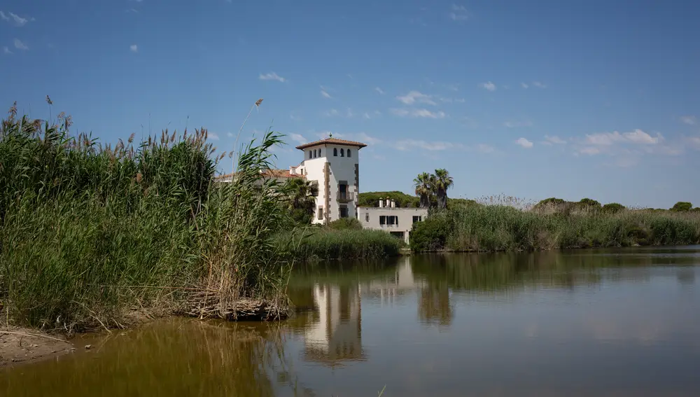 El estanque de La Ricarda, junto a una de las casas que la familia Bertrand