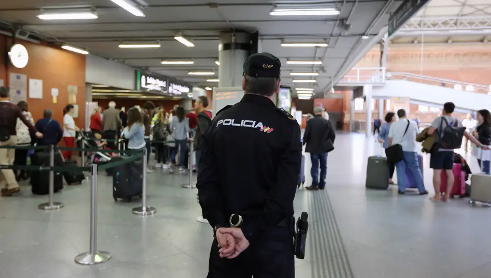 Un agente de la Policía Nacional en funciones de vigilancia en la estación del AVE en Atocha (Madrid)