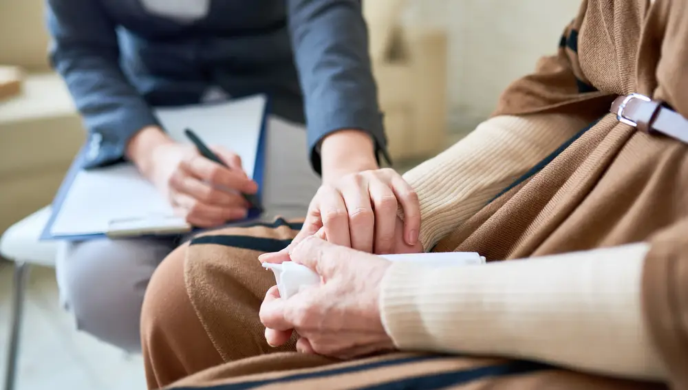 El tratamiento del trastorno bipolar suele incluir, tanto un régimen farmacológico, como distintos tipos de terapia psicológica adaptados a las necesidades del paciente.