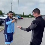 Momento en el que Sergio Agüero entrega las llaves del Range Rover a Ally Marland.