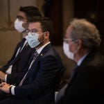 El presidente de la Generalitat, Pere Aragonès (centro), y el expresidente Quim Torra, durante un acto el pasado mes de junio