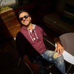 Entrevista de verano al cantante Luis Fonsi, que charla sobre su sencillo "Vacío", que ya es disco de oro en España, y su nueva apuesta estival, "Bésame" junto al fenómeno de la música urbana latina Myke Towers