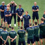 Roberto Mancini, seleccionador de Italia, da instrucciones a sus jugadores