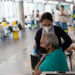 Proceso de vacunación en el Wizink Center a mayores de 50 años