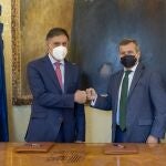 El alcalde de Salamanca, Carlos García Carbayo, y el director general de Operaciones y Tecnología de Unicaja, José María de la Vega, firman el convenio de cesión del centro sociocultural de la Plaza de Trujillo