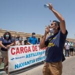 Trabajadores de la fábrica de Airbus en Puerto Real (Cádiz) han parado la actividad y han iniciado una manifestación. EFE/Román Ríos