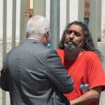 El cantaor Diego 'El Cigala' sale de los juzgados tras quedar en libertad incondicional junto a uno de sus abogados