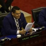 -FOTODELDIA- SAN SALVADOR (EL SALVADOR) 09/06/2021.- El diputado oficialista Caleb Navarro lee el dictamen favorable sobre la ley Bitcon durante la sesión del martes en la Asamblea Legislativa de El Salvador. La Cámara, de mayoría oficialista, aprobó este martes 8 de junio de 2021, la Ley Bitcon, que permitirá el curso legal de dicha criptomoneda, con lo que el país centroamericano se convierte en el primero en el mundo en reconocer este criptoactivo como una moneda legal de intercambio. EFE/MIGUEL LEMUS