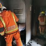 Imagen de archivo de los bomberos en una vivienda incendiada
