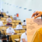 Alumnos de Madrid se examinan de la Evau en la Facultada de económicas de la Complutense.