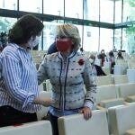 La presidenta de las Comunidad de Madrid, Isabel Díaz Ayuso (i) conversa con la ex presidenta de la Comunidad, Esperanza Aguirre.