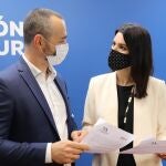 El diputado del PP, Juan Antonio Mata; y la viceportavoz del GPP, Miriam Guardiola