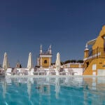 Piscina en la azotea del Hotel Las Casas de las Juderías, en Sevilla