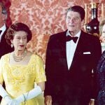 La reina Isabel II y Ronald Reagan, en un encuentro en 1984 junto a la primera ministra británica, Margaret Thatcher, y el canciller de Alemania occidental, Helmut Kohl. AP