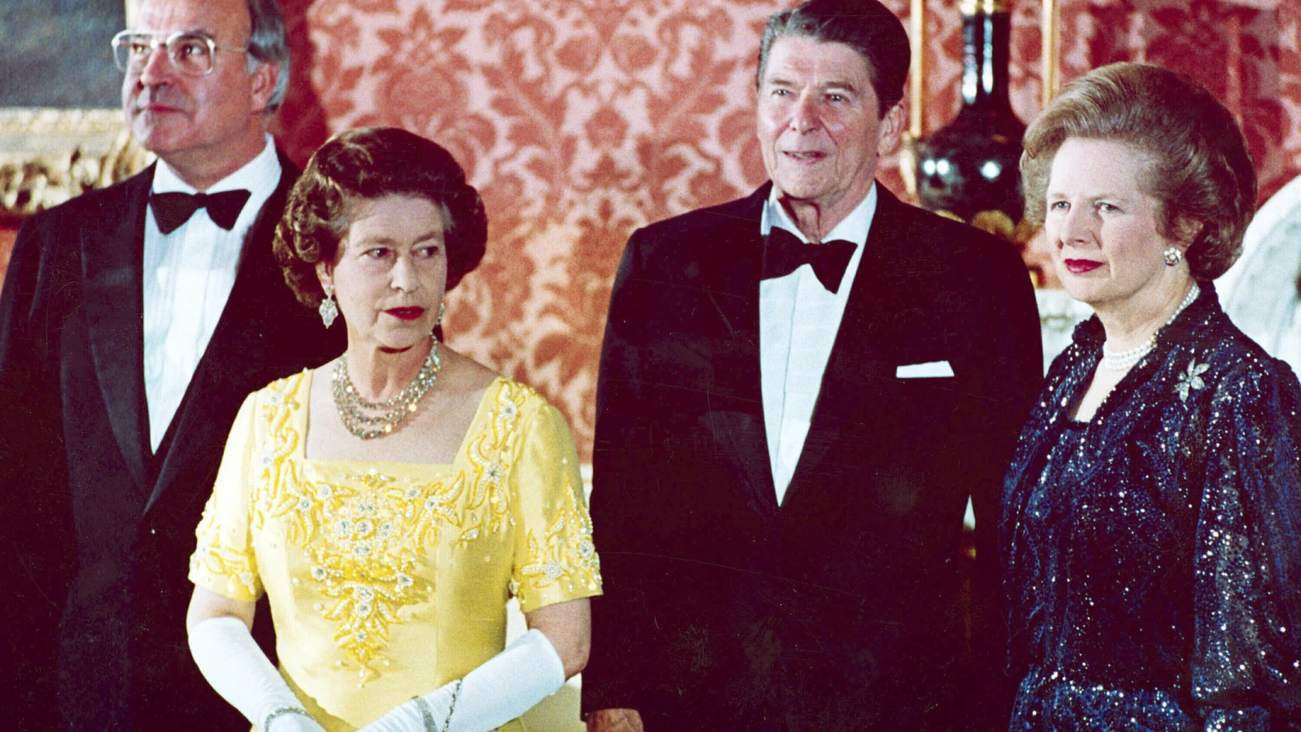 La reina Isabel II y Ronald Reagan, en un encuentro en 1984 junto a la primera ministra británica, Margaret Thatcher, y el canciller de Alemania occidental, Helmut Kohl. AP