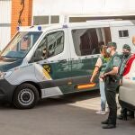 La Guardia Civil en el traslado de un detenido, en una imagen de archivo