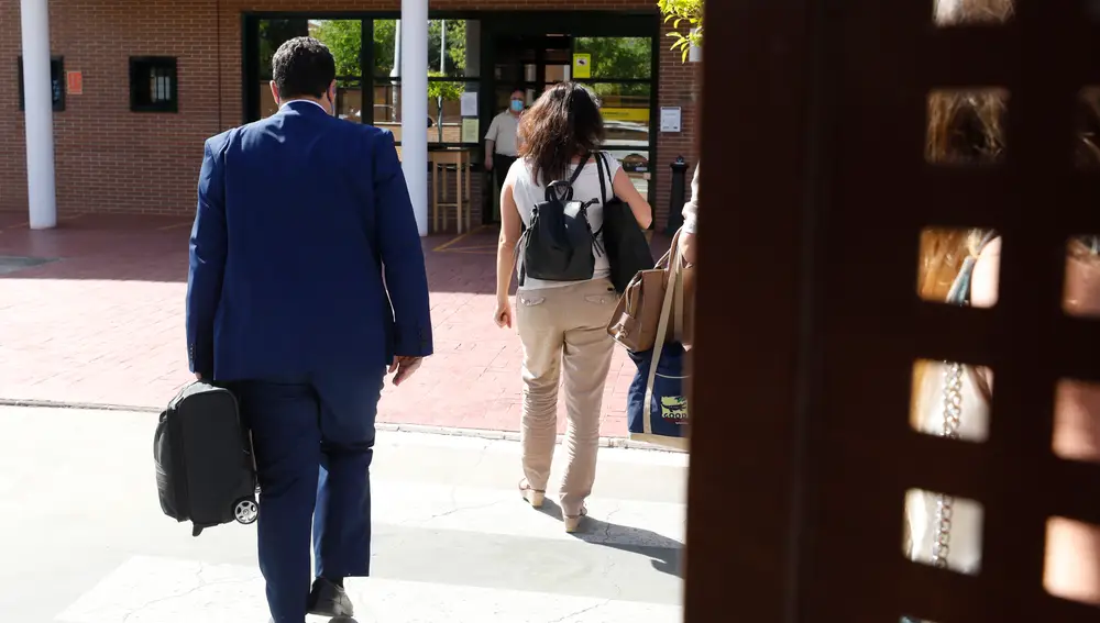 Juana Rivas, de espaldas, ha acudido esta mañana al Centro de Inserción Social Matilde Cantos en Granada capital, acompañada de sus abogados