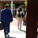Juana Rivas, de espaldas, ha acudido esta mañana al Centro de Inserción Social Matilde Cantos en Granada capital, acompañada de sus abogados