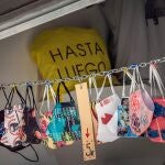 Varias mascarillas son expuestas para su venta en una tienda del centro histórico de Valencia