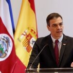 El presidente del Gobierno español, Pedro Sánchez, habla durante la clausura del foro empresarial Hispano-Costarricense en la Cumbre Extraordinaria de Jefes de Estado y de Gobierno del Sistema de la Integración Centroamérica (SICA) y España, hoy, en San José (Costa Rica). EFE/ Bienvenido Velasco