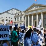 Manifestación de sanitarios ante el Congreso contra el sistema impuesto por el Ministerio de Sanidad para elegir las plazas de formación sanitaria especializada