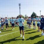 Los jugadores de la selección despiden a los de la burbuja paralela con un pasillo de honor