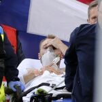 Christian Eriksen, en el momento de ser retirado en camilla después de haber sido reanimado.