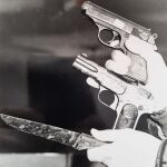 La pistola empleada para los asesinatos fue una semiautomática de modelo clásico, calibre 7,65. Jarabo declaró que se la compró a un sereno para su defensa. Entre sus efectos se encontró otra pistola, una Walther PPK también calibre 7,65 mm. Las dos armas, junto con el cuchillo con el que mató a la sirvienta, se guardan en el Museo de la Policía en Ávila
