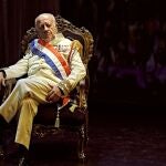 Juan Echanove, en la imagen actuando en la obra "La fiesta del chivo", debuta en la Zarzuela como director en el género