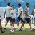 Luis Enrique y sus jugadores, durante el entrenamiento en La Cartuja