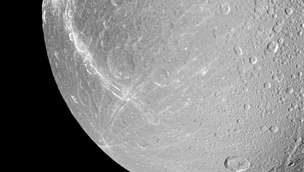 Dione: ¿una pequeña luna con un océano interior?