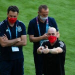 Luis Rubiales, sobre el césped de La Cartuja en el entrenamiento de la selección española antes del partido ante Suecia