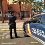Un agente de la Policía Nacional en Elche el pasado 8 de junio