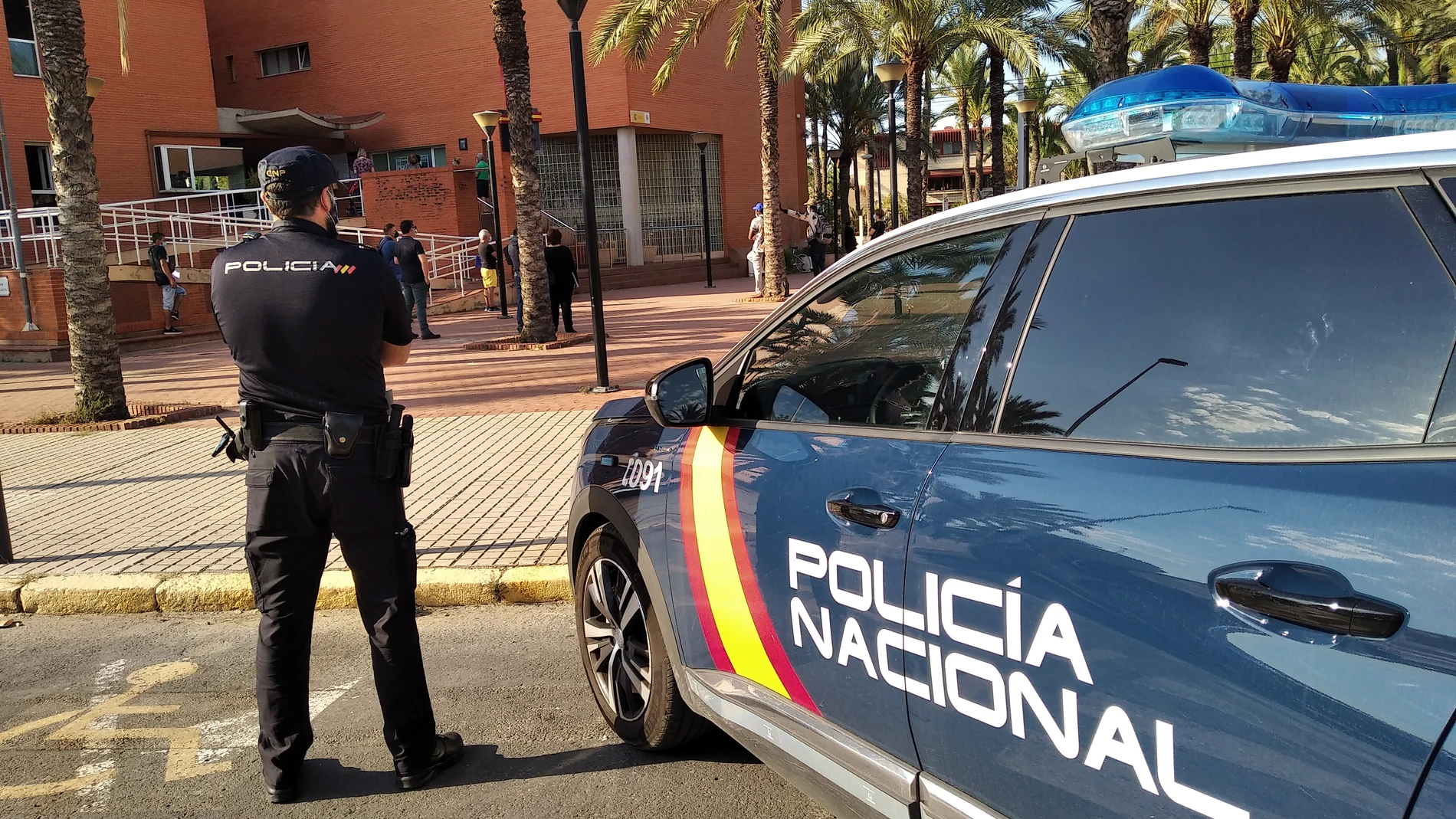 Un agente de la Policía Nacional en Elche el pasado 8 de junio