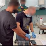 Un agente toma las huellas del detenido