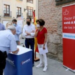 El presidente del PP de Valladolid, Conrado Iscar, y Mercedes Cantalapiedra observan como un vallisoletano firma en contra de los indultos
