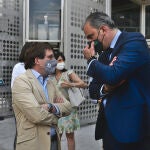 El alcalde de Madrid, José Luis Martínez-Almeida, conversa con el secretario general de Vox y portavoz de la formación en el Ayuntamiento de Madrid, Javier Ortega Smith