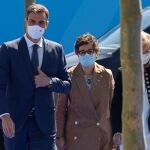 El presidente del Gobierno, Pedro Sánchez, junto a la ministra de Exteriores, Arancha González Laya, a su llegada a la cumbre que los líderes de la OTAN