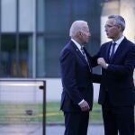 El presidente Joe Biden y el secretario general de la OTAN Jens Stoltenberg