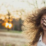 Chica con pelo rizado