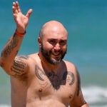 Kiko Rivera disfrutando de un día de playa